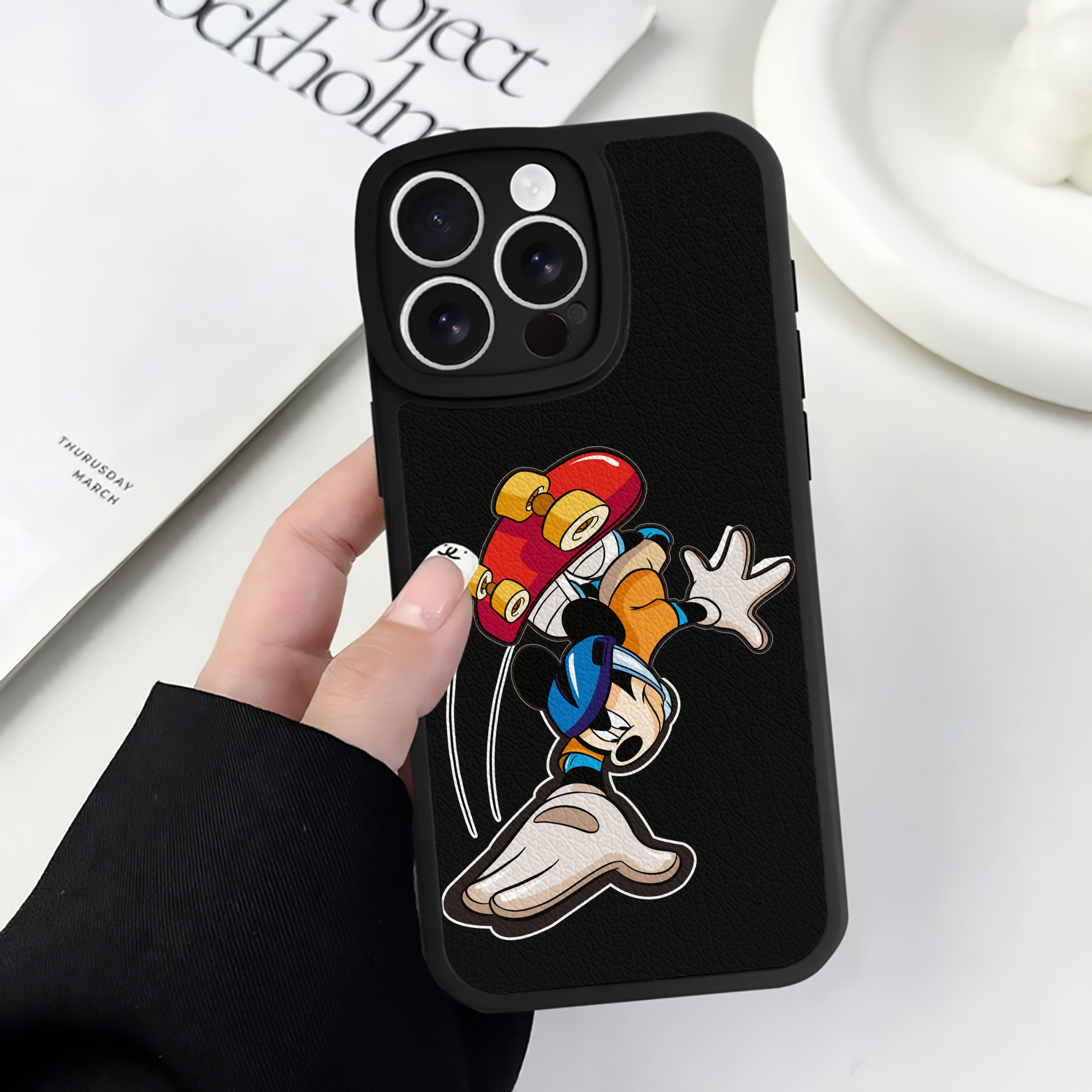 （画像用） ミッキーマウス Mickey Mouse 【iPhone 16シリーズ対応】シリコンスマホケース（レザー調） 材質：シリコン